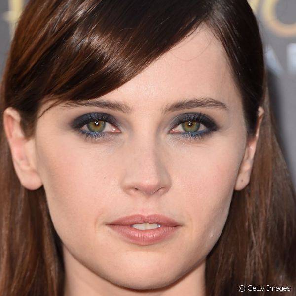 Na make que usou em uma premiação de 2014 a atriz utilizou sombra azul para destacar a pálpebra superior e o centro da inferior